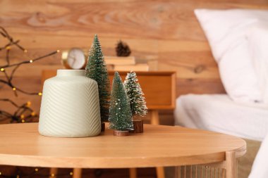 Oyuncak Noel ağaçları ve vazo yatak odasında, yakın plan.