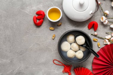 Bir kase tangyuan, çay, sakura ve gri grunge arka planda Çin dekoru. Dongzhi Festivali