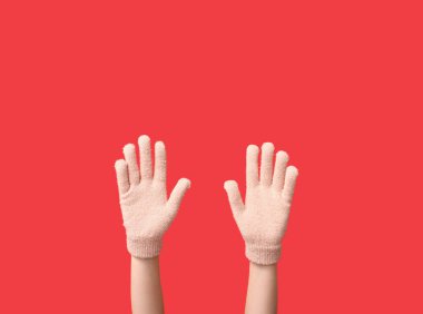 Kırmızı arka planda sıcak eldivenler.