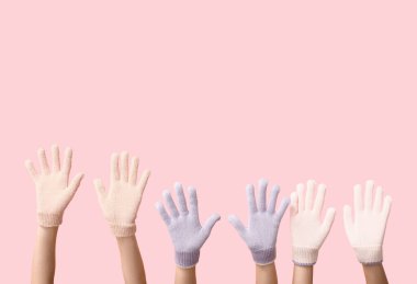 Pembe arka planda sıcak eldivenler.