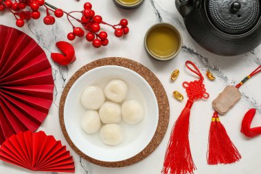 Bir kase tangyuan, Çin dekoru, beyaz mermer arka planda çay ve fal kurabiyeleri. Dongzhi Festivali