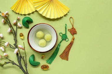 Bir kase tangyuan, Çin dekoru ve yeşil arka planda sakura. Dongzhi Festivali