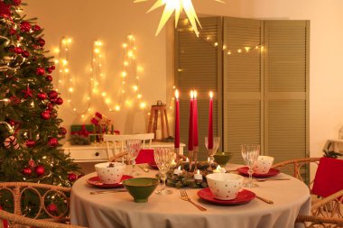 Noel ağacı, süslemeler ve akşam yemeği servisi yapılan festival odasının içinde.
