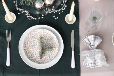 Yanan mumlar ve Noel süslemeleri ile güzel bir masa, üst manzara.