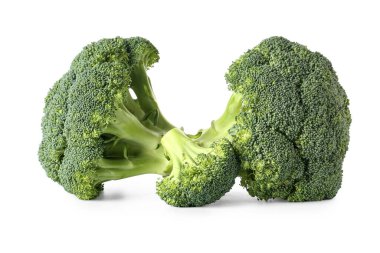 Beyaz zemin üzerinde taze brokoli lahanaları