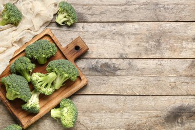 Ahşap zemin üzerinde taze brokoli lahanası olan tahta.