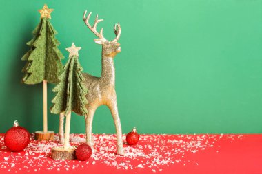 Kırmızı masada yeşil arka planda Noel dekoru