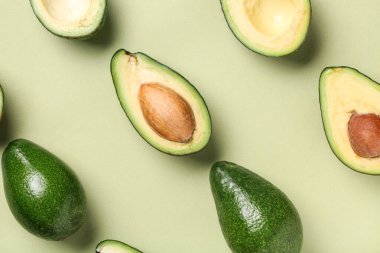 Yeşil arka planda bir sürü taze olgun avokado.