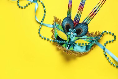 Sarı arka planda karnaval maskesi