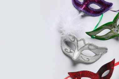 Beyaz arka plan karnaval maskesi