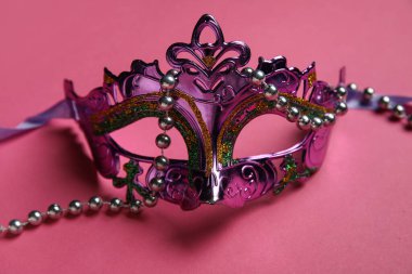 Pembe arka planda karnaval maskesi