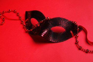 Kırmızı arkaplanda karnaval maskesi