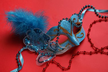 Kırmızı arkaplanda karnaval maskesi