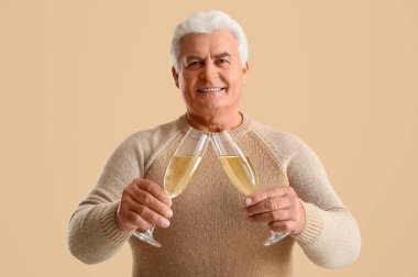 Bej arka planda Noel 'i kutlayan şampanya kadehli son sınıf öğrencisi.