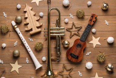 Müzik aletleri ve ahşap arka planda güzel Noel süslemeleri olan kompozisyon
