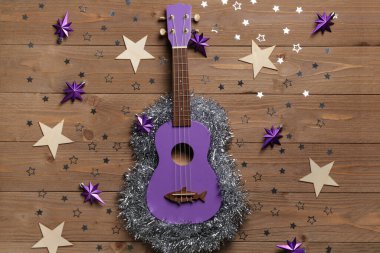 Ukulele ile kompozisyon ve ahşap arka planda Noel süslemeleri