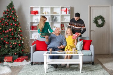 Noel arifesinde aileleri evde olan genç bir çift.