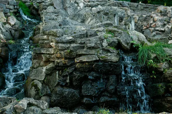 Dağlardaki kayalık yollarda akan nehirler