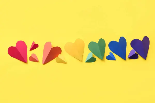 Цветные Бумажные Сердца Желтом Фоне Концепция Лгбт — стоковое фото