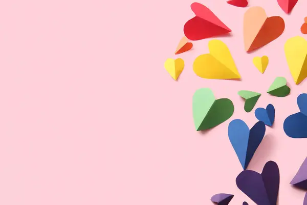 Coeurs Colorés Papier Sur Fond Rose Concept Lgbt — Photo