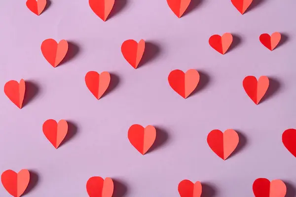 Pembe Zemin Üzerinde Kırmızı Kağıt Kalpler Olan Kompozisyon Sevgililer Günü — Stok fotoğraf