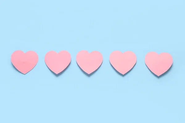Рядок Рожевих Паперових Сердець Кольоровому Фоні Святкування Дня Святого Валентина — стокове фото