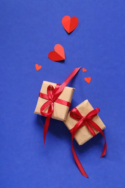 Σύνθεση Κουτιά Δώρου Και Κόκκινες Χάρτινες Καρδιές Μπλε Φόντο Γιορτή — Φωτογραφία Αρχείου