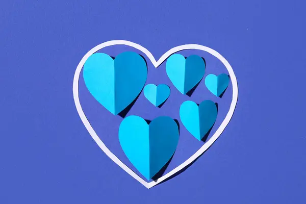 Композиція Паперовими Сердечками Синьому Фоні Святкування Дня Святого Валентина — стокове фото