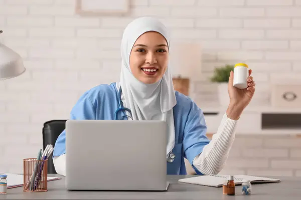 Doctora Musulmana Hiyab Trabajando Con Laptop Clínica Concepto Del Día —  Fotos de Stock