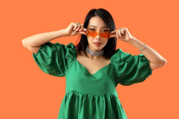 Красивая Стильная Азиатка Солнечных Очках Оранжевом Фоне — стоковое фото