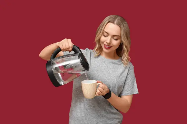 Schöne Junge Frau Gießt Heißes Wasser Aus Modernem Wasserkocher Tasse — Stockfoto