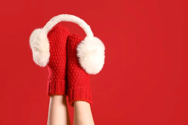 Vrouw Warme Sokken Met Oorwarmers Rode Achtergrond — Stockfoto
