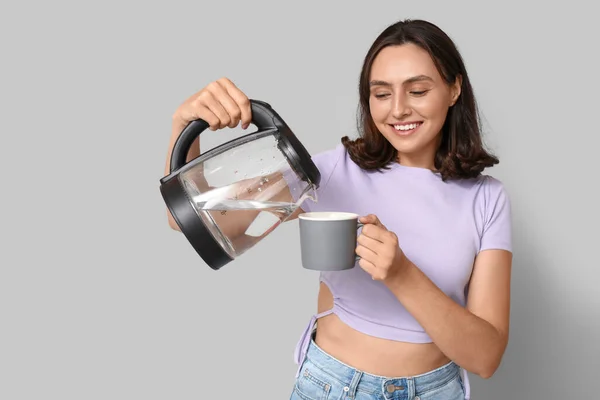 Schöne Junge Frau Gießt Heißes Wasser Aus Modernem Wasserkocher Becher — Stockfoto