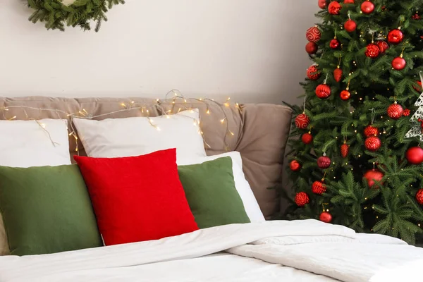 寝室のクリスマスライト付きの大きなベッド — ストック写真