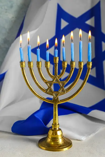 이스라엘의 깃발에 대하여 테이블에 Hanukkah 축하를 불타는 양초를 메노라 — 스톡 사진