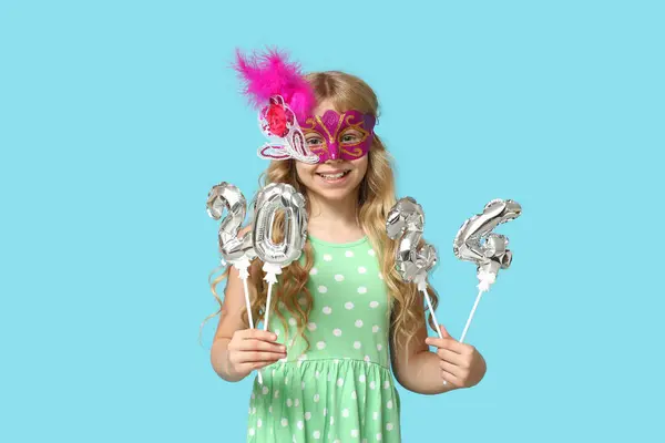 Schattig Klein Meisje Met Carnavalsmasker Ballonnen Vorm Van Figuur 2024 — Stockfoto