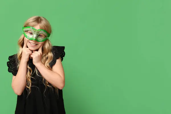 Petite Fille Souriante Portant Masque Carnaval Sur Fond Vert — Photo