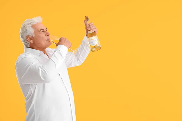 Senior Mann Mit Flasche Und Glas Champagner Feiert Weihnachten Auf — Stockfoto