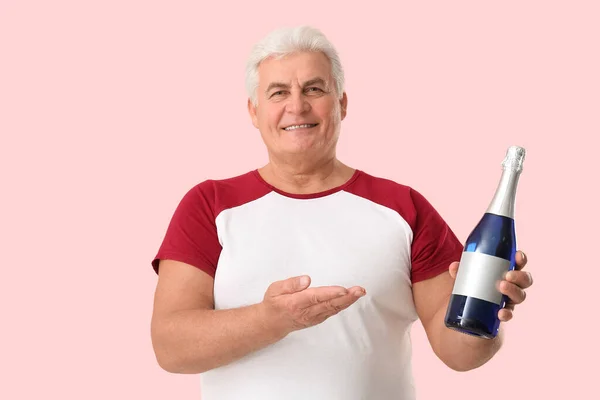 Senior Mann Mit Flasche Champagner Feiert Weihnachten Auf Rosa Hintergrund — Stockfoto