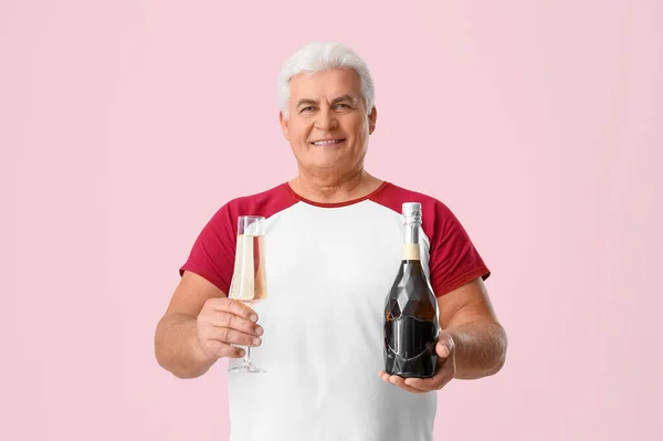 Senior Mann Mit Flasche Und Glas Champagner Feiert Weihnachten Auf — Stockfoto