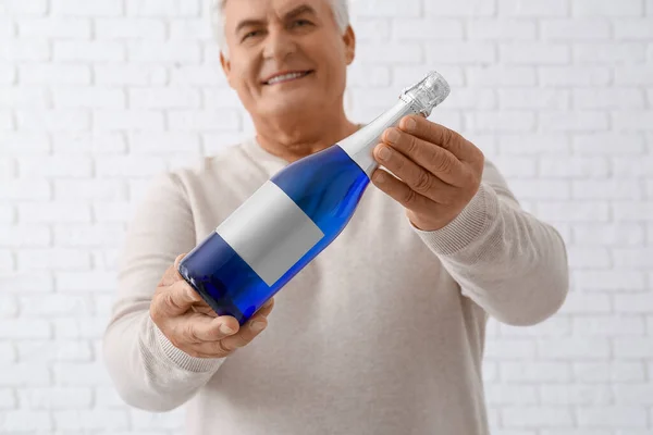 Senior Mann Mit Flasche Champagner Feiert Weihnachten Auf Weißem Backsteinhintergrund — Stockfoto