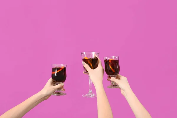 Vrouwelijke Handen Met Glazen Warme Glühwein Roze Achtergrond — Stockfoto