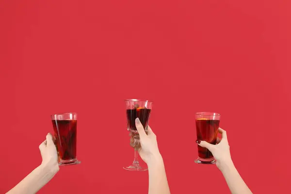 Vrouwelijke Handen Met Glazen Warme Glühwein Rode Achtergrond — Stockfoto