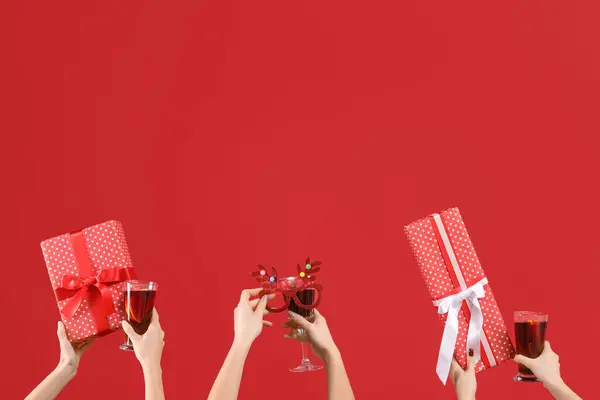 Vrouwelijke Handen Met Glazen Warme Glühwein Geschenkdozen Rode Achtergrond — Stockfoto