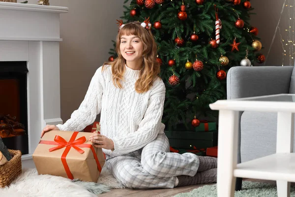 Mujer Joven Bonita Con Caja Regalo Navidad Sentada Suelo Casa —  Fotos de Stock