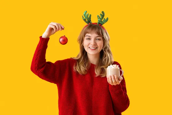 노란색 배경에 뜨거운 초콜릿과 크리스마스 — 스톡 사진