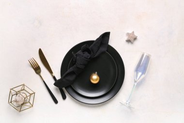 Beyaz arka planda Noel balosu ve mum olan güzel bir masa.