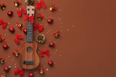 Ukulele ile kompozisyon ve renk arkaplan üzerinde güzel Noel süslemeleri