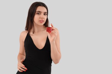 Parfümlü çekici bir genç kadın.