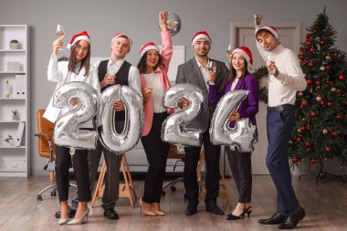 Şampanyalı mutlu meslektaşlar ve ofis partisinde yeni yılı kutlayan 2024 rakamları.